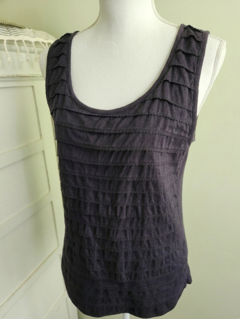 LANDS' END SCOOP NECK RUFFLE TIER TANK TOP